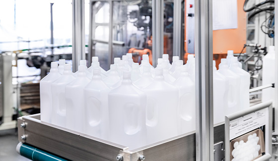produktion von weißen kunststoffflaschen